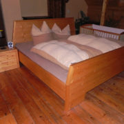 Holzbett mit Nachttischschrank